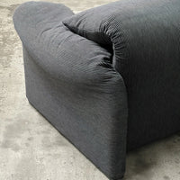 Canapé 2 places au design épuré signé Enzo Magistretti pour Cassina.