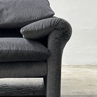 Canapé 2 places au design épuré signé Enzo Magistretti pour Cassina.