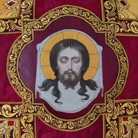 Chasuble romaine traditionnelle en or, ornée de l'image du Mandylion
