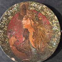 Assiette en terre cuite peinte du début du XXe siècle