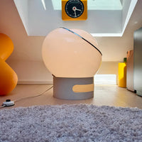 Lampe de table emblématique Big Clan  conçue par Studio 6G pour Harvey Guzzini et produite par Meblo