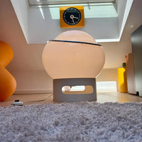 Lampe de table emblématique Big Clan  conçue par Studio 6G pour Harvey Guzzini et produite par Meblo