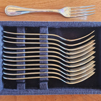 Service de couverts Christofle en métal argenté, composé de 81 pièces.