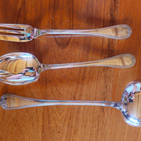 Service de couverts Christofle en métal argenté, composé de 81 pièces.