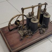 Machine à moteur électromagnétique ancien