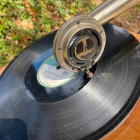 Gramophone PATHE d'époque avec son meuble bas