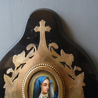 Grand bénitier ancien en bronze marbré avec médaillon en porcelaine vierge peinte à la main, bénitier émaillé.