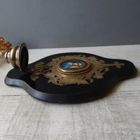 Grand bénitier ancien en bronze marbré avec médaillon en porcelaine vierge peinte à la main, bénitier émaillé.