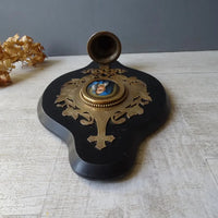 Grand bénitier ancien en bronze marbré avec médaillon en porcelaine vierge peinte à la main, bénitier émaillé.
