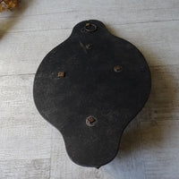 Grand bénitier ancien en bronze marbré avec médaillon en porcelaine vierge peinte à la main, bénitier émaillé.