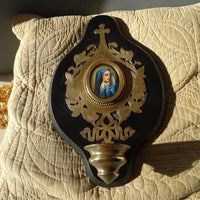 Grand bénitier ancien en bronze marbré avec médaillon en porcelaine vierge peinte à la main, bénitier émaillé.