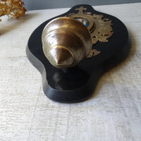 Grand bénitier ancien en bronze marbré avec médaillon en porcelaine vierge peinte à la main, bénitier émaillé.