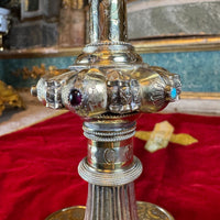 Calice en vermeil ciselé orné de cabochons de pierres de couleur - XIXe