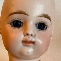 Antique petite poupée