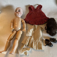 Antique petite poupée
