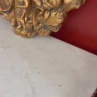 Très beau miroir qui présente des caractéristiques de style Louis XV