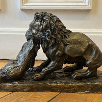 Bronze XIXe signé Fratin – Lion terrassant un sanglier – Sculpture animalière