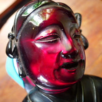 Statue ancienne en bakélite rouge cerise datant du début à milieu du XXe siècle