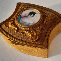 Ancienne boîte à bijoux capitonnée bronze ou laiton médaillon