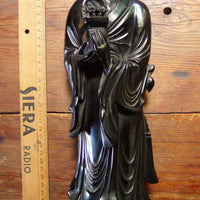 Statue ancienne en bakélite rouge cerise datant du début à milieu du XXe siècle