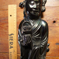 Statue ancienne en bakélite rouge cerise datant du début à milieu du XXe siècle