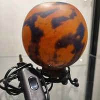 Lampe veilleuse en fer forgé et pâte de verre signé degué