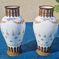 Jolie paire de vases anciens en porcelaine de Sèvres  Cerclage en bronze