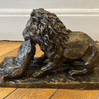 Bronze XIXe signé Fratin – Lion terrassant un sanglier – Sculpture animalière