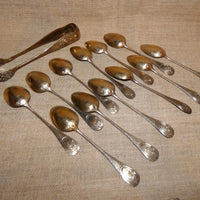 12 petites cuillères et pince à sucre anciennes en argent massif
