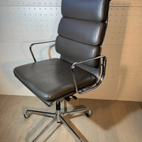 chaise Alu-Chair d'origine, modèle EA 219 Softpad, en cuir marron avec accoudoirs, Vitra.