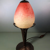 Lampe en fer forgé tulipe pâte de verre. Signé Schneider