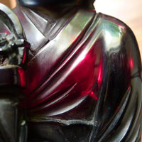Statue ancienne en bakélite rouge cerise datant du début à milieu du XXe siècle