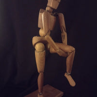Rare mannequin d’artiste ancien, en bois sculpté et entièrement articulé.