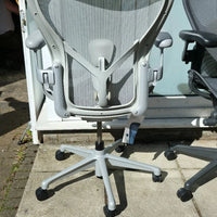 Herman Miller Aeron remasterisé taille C en parfait état gris minéral