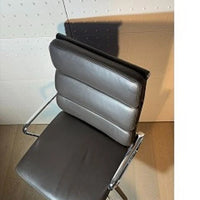 chaise Alu-Chair d'origine, modèle EA 219 Softpad, en cuir marron avec accoudoirs, Vitra.