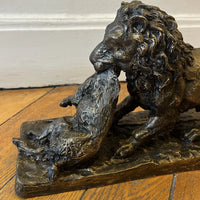 Bronze XIXe signé Fratin – Lion terrassant un sanglier – Sculpture animalière