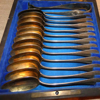 12 petites cuillères et pince à sucre anciennes en argent massif