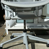 Herman Miller Aeron remasterisé taille C en parfait état gris minéral