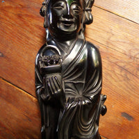 Statue ancienne en bakélite rouge cerise datant du début à milieu du XXe siècle