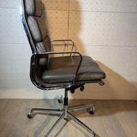 chaise Alu-Chair d'origine, modèle EA 219 Softpad, en cuir marron avec accoudoirs, Vitra.