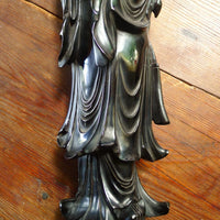 Statue ancienne en bakélite rouge cerise datant du début à milieu du XXe siècle