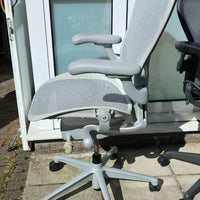 Herman Miller Aeron remasterisé taille C en parfait état gris minéral