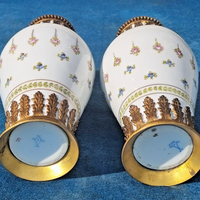 Jolie paire de vases anciens en porcelaine de Sèvres  Cerclage en bronze