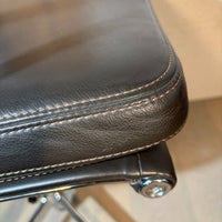 chaise Alu-Chair d'origine, modèle EA 219 Softpad, en cuir marron avec accoudoirs, Vitra.