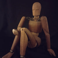 Rare mannequin d’artiste ancien, en bois sculpté et entièrement articulé.