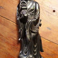 Statue ancienne en bakélite rouge cerise datant du début à milieu du XXe siècle