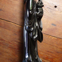 Statue ancienne en bakélite rouge cerise datant du début à milieu du XXe siècle
