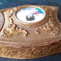 Ancienne boîte à bijoux capitonnée bronze ou laiton médaillon