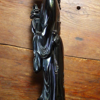 Statue ancienne en bakélite rouge cerise datant du début à milieu du XXe siècle