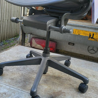 Chaise Herman Miller Aeron remasterisée taille B en graphite